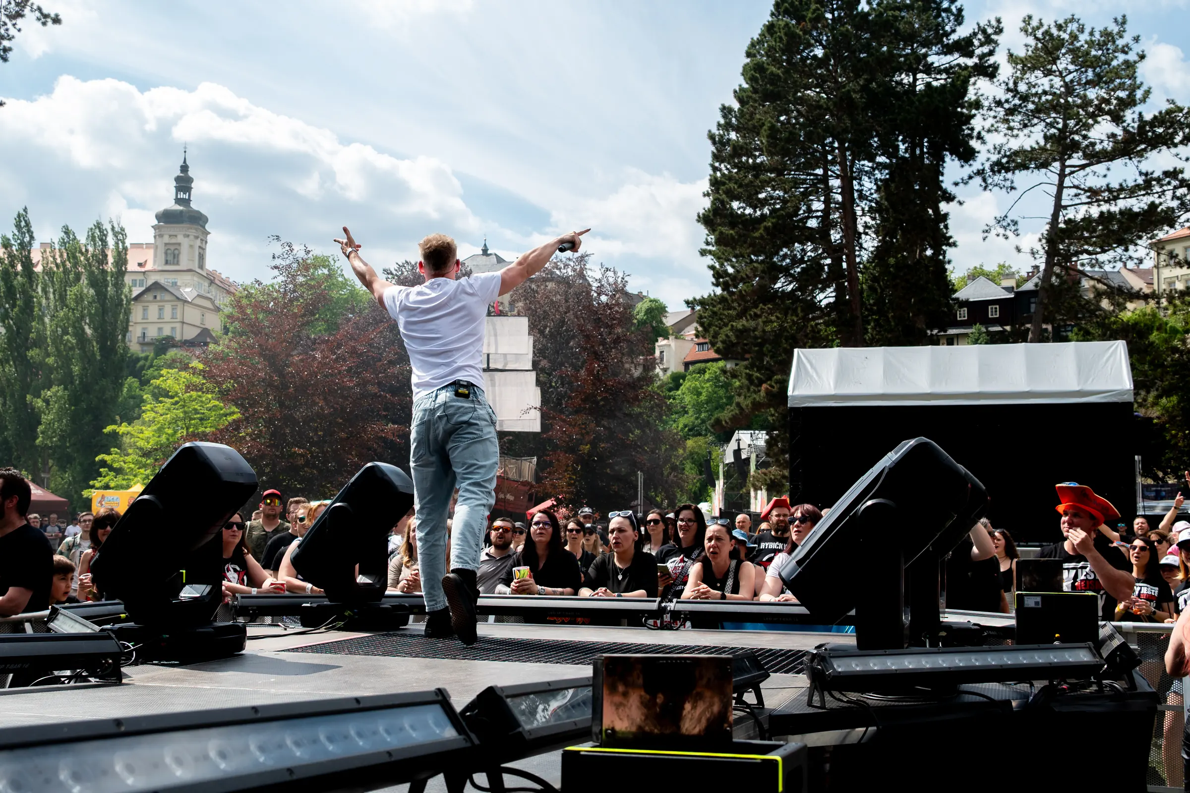 Festival · z pódia – Frontman nad davem – open-air festival