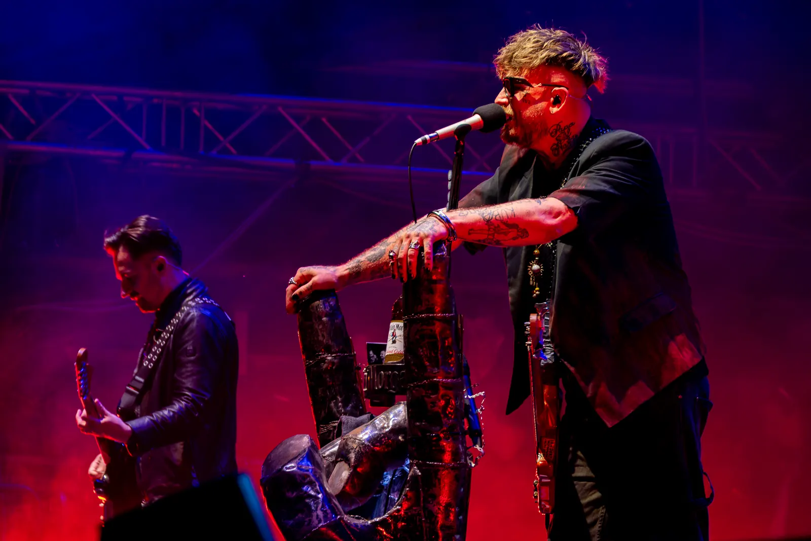Koncert · duo – Dva hudebníci v červeném a modrém světle