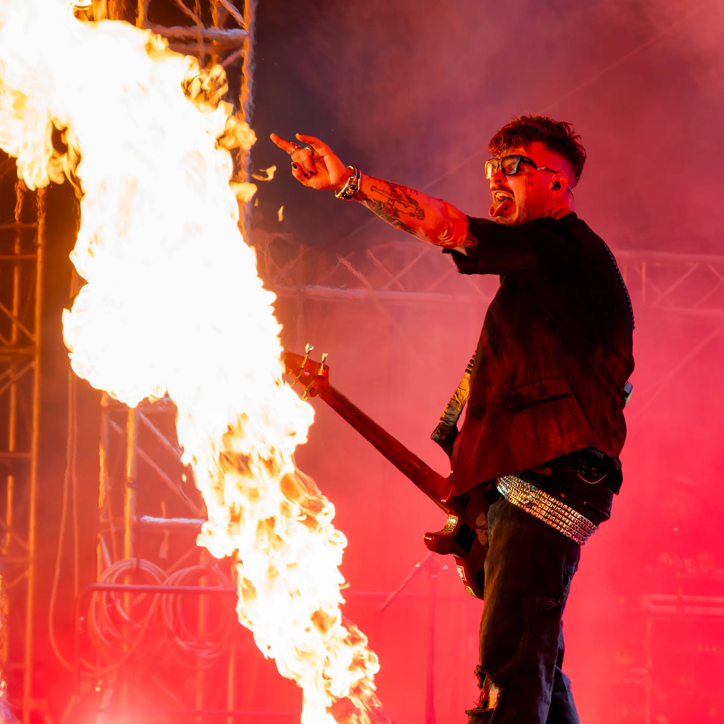 Koncert · fire show – Plameny nad pódiem, kytarista v červeném světle