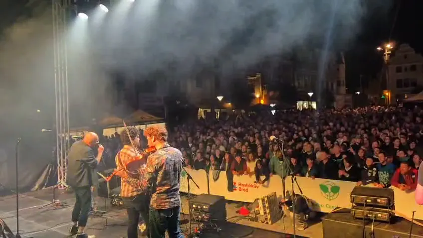 Z pódia – náhled videa